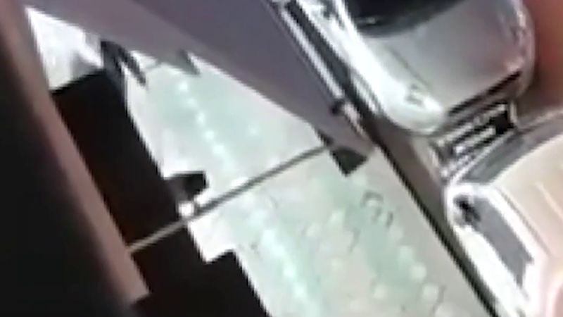 Zeytinburnu'nda silahlı kavgada mermi bir evin camını kırıp içeri girdi