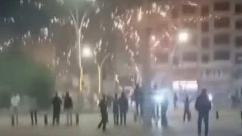 Cizre'de Amedspor'un galibiyet kutlamasında gruplar birbirine havai fişek fırlattı