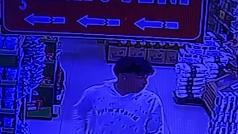 Adıyaman'da iki işçi market kirlenmesin diye çorapla alışveriş yaptı