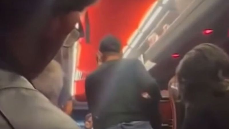 Adana merkezli firmanın yolcu otobüsünde koltuklar ve koridor kolilerle doldu