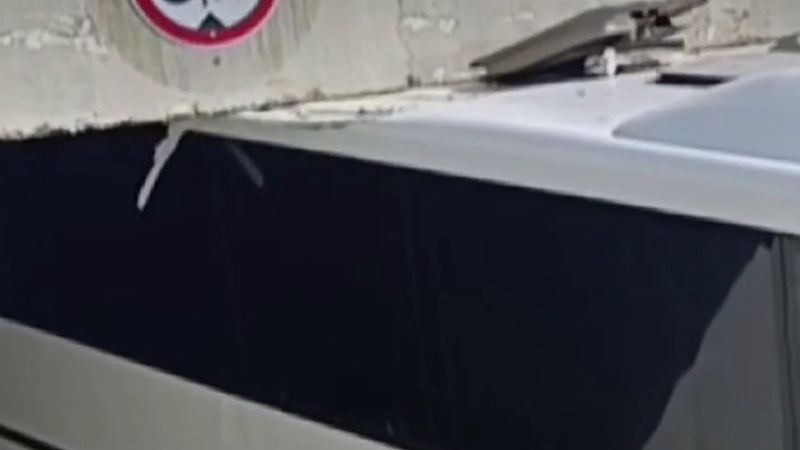 Manavgat'ta tur otobüsü 3 metre uyarılı alt geçide sıkıştı