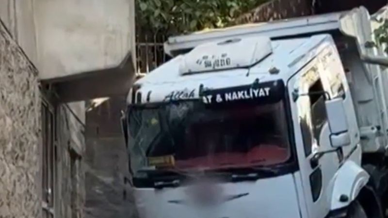 Diyarbakır Çermik'te freni boşalan kamyon evin bahçe duvarına daldı