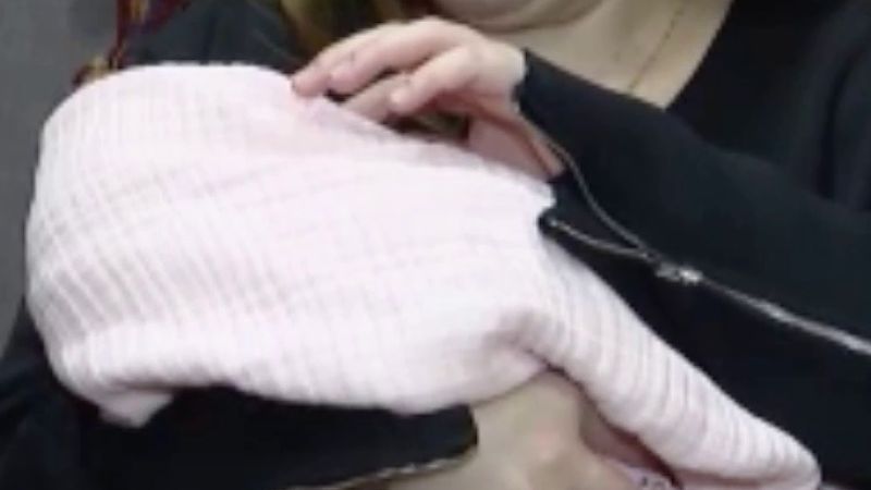 Girne açıklarında batan gemiden 8 aylık hamileyken kurtulan anne kızına Deniz adını vermekten vazgeçti