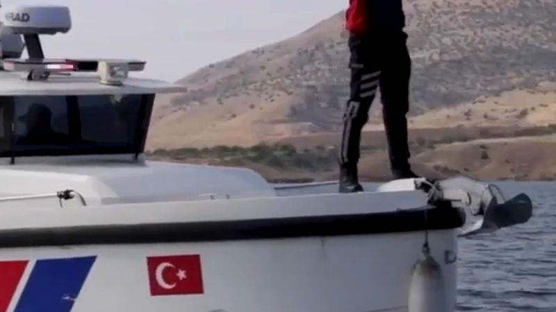 Karakaya Barajı'nda jandarmanın yüzen karakolu 617 kilometrelik kıyıdan sorumlu