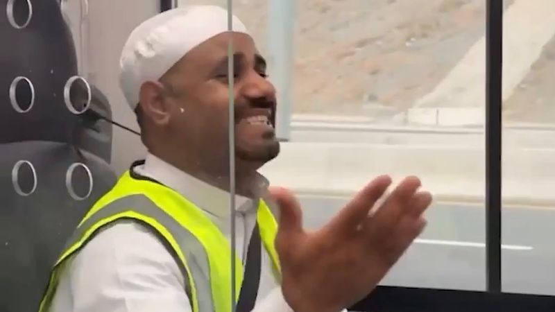 Mekke'de Türk umre kafilesinin otobüs şoförü Türkçe ilahiye eşlik etti