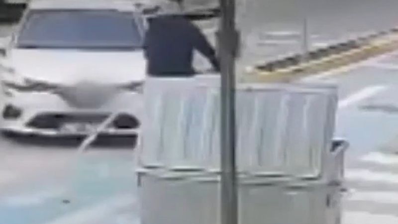 Eskişehir'de bisiklet yolunda kaza: otomobil bisikletin ön tekerleğinin üzerinden geçti