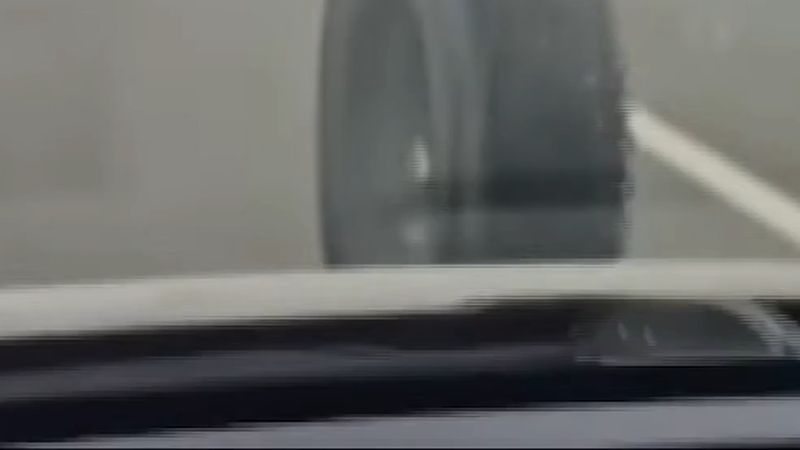 E-5 Topkapı'da kamyonun iki tekerleği yerinden çıktı
