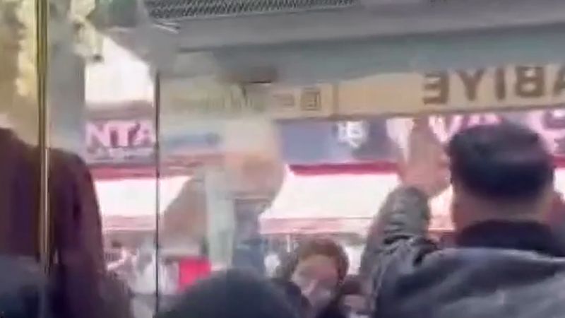Sultangazi'de kıyafet indirim kampanyasında izdiham: 1 kişi bayıldı, 1 kişi yaralandı