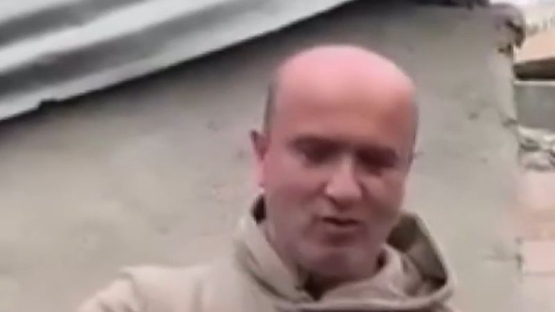 Kocaeli Körfez'de Rizeli kamyoncu 4 yıldır baktığı kargaya elleriyle hamsi yedirdi