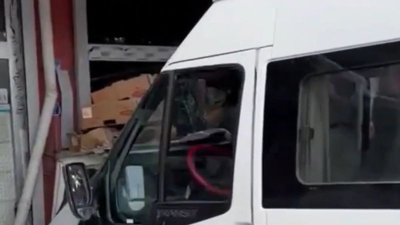Yüksekova'da kalp krizi geçiren sürücünün öğrenci servisi markete daldı