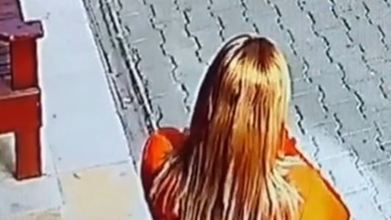 Silifke'de iş hanının camı sokakta bekleyen kadının yanına düştü