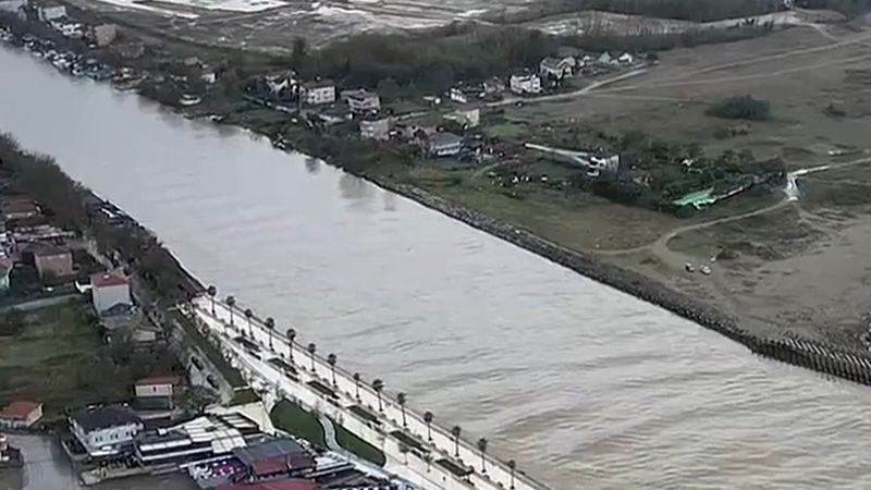 Sakarya Nehri, taşıdığı çamurlu sularla Karadeniz'in rengini değiştirdi