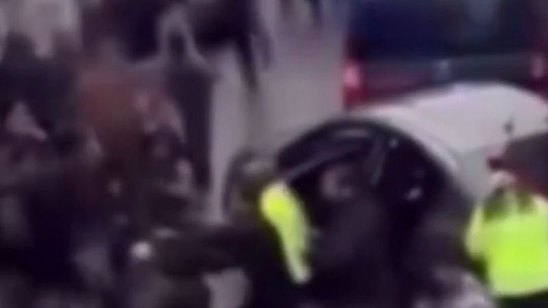 Bursa'da mahalleli, polisin durdurduğu araçtaki 2 şüpheliyi kaçırdı; polis havaya ateş açtı
