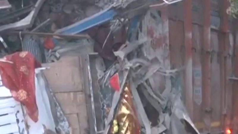 Hindistan'da tapınak yakınındaki kalabalığa kamyon çarptı: 15 ölü, 30'dan fazla yaralı
