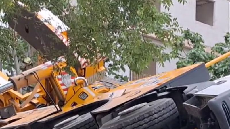 Kadıköy'de inşaat vinci devrilip 11 katlı binaya çarptı